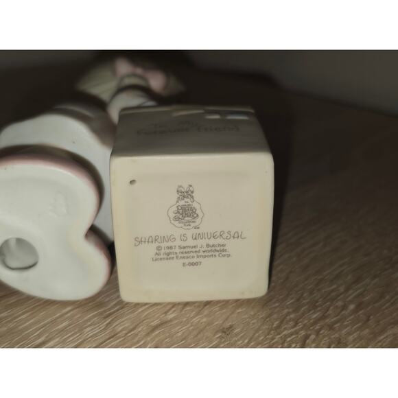 Precious Moments Figurine E-0007 "Sharing Is Universal" 1987 5" - Picture 6 of 6